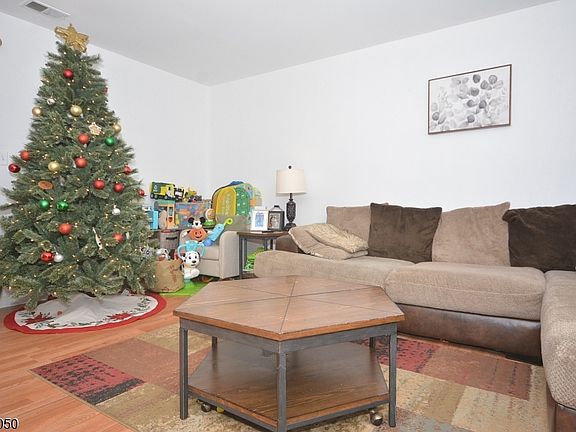 3rd image of 80 Wyndham Pl