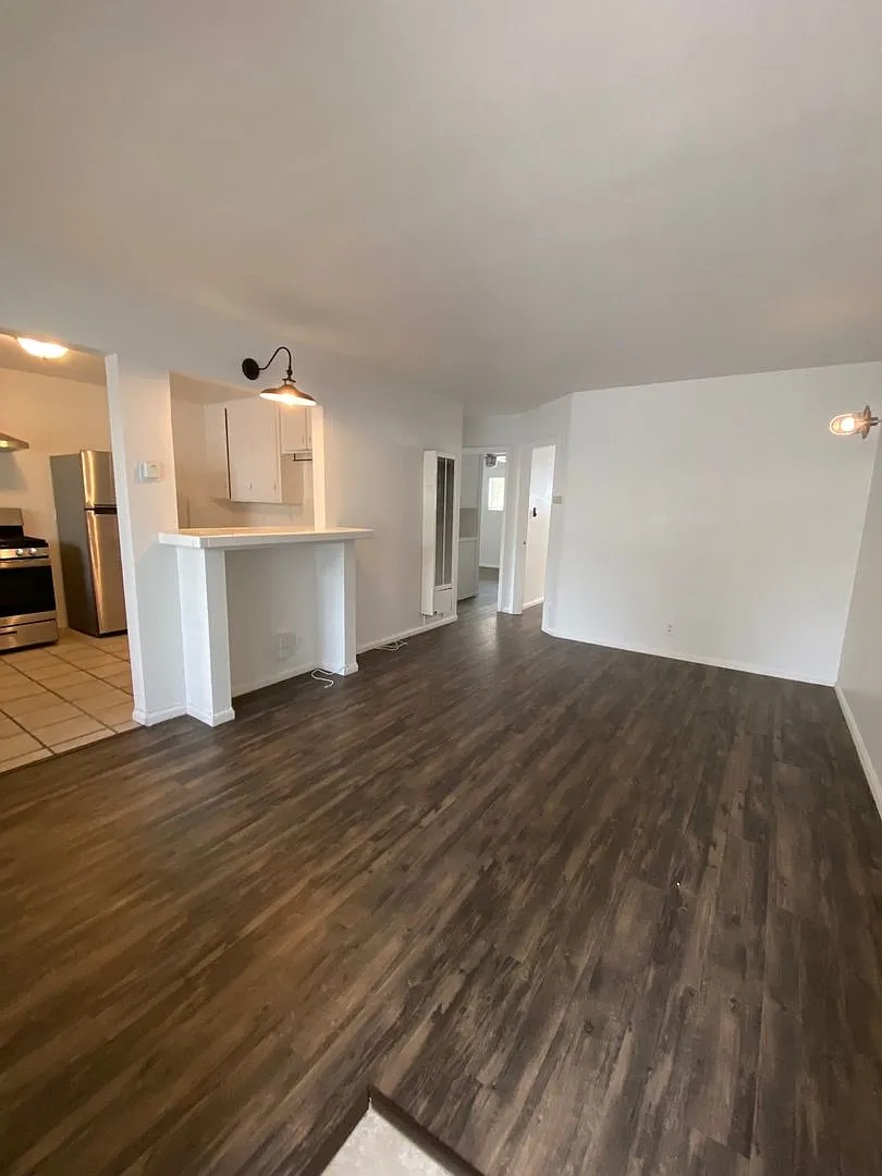 Cozy 2-Bedroom Apartment Just Steps from the Ocean Bluffs! — Photo 2