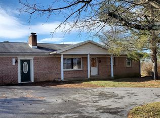 1633 Broad Ln, Falling Waters, WV 25419