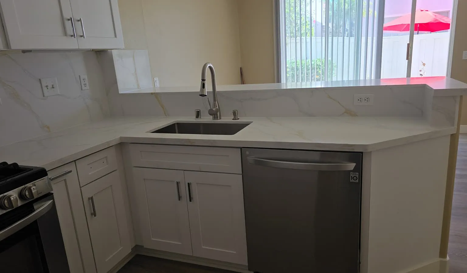 3 bed, 2.5 bath, 1321 sqft, $4,500 — Photo 3
