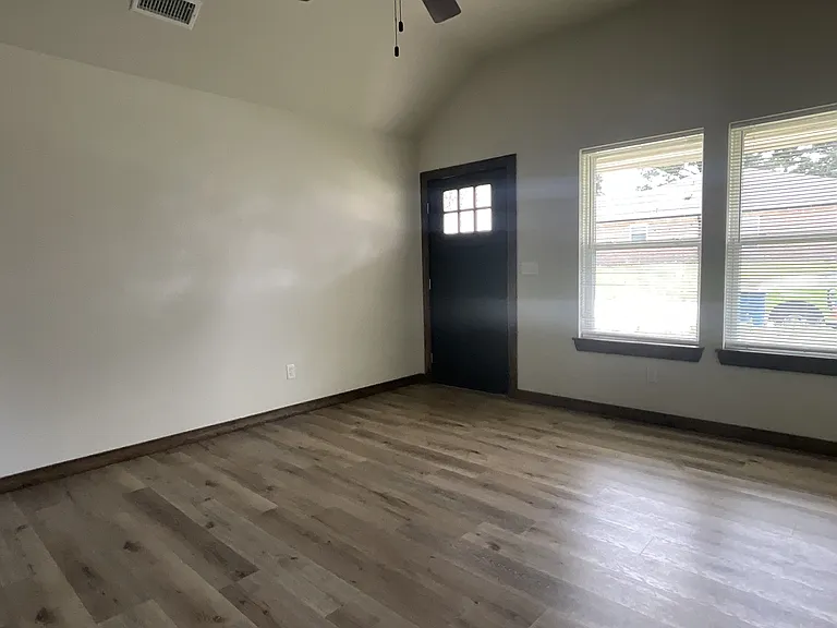 211 Isabella St — Photo 2