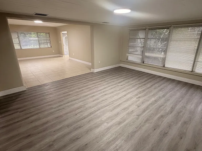 1315 W Avon Blvd — Photo 2