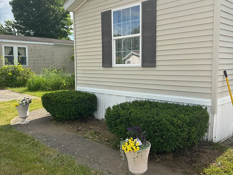5 Wanda Ln — Photo 1