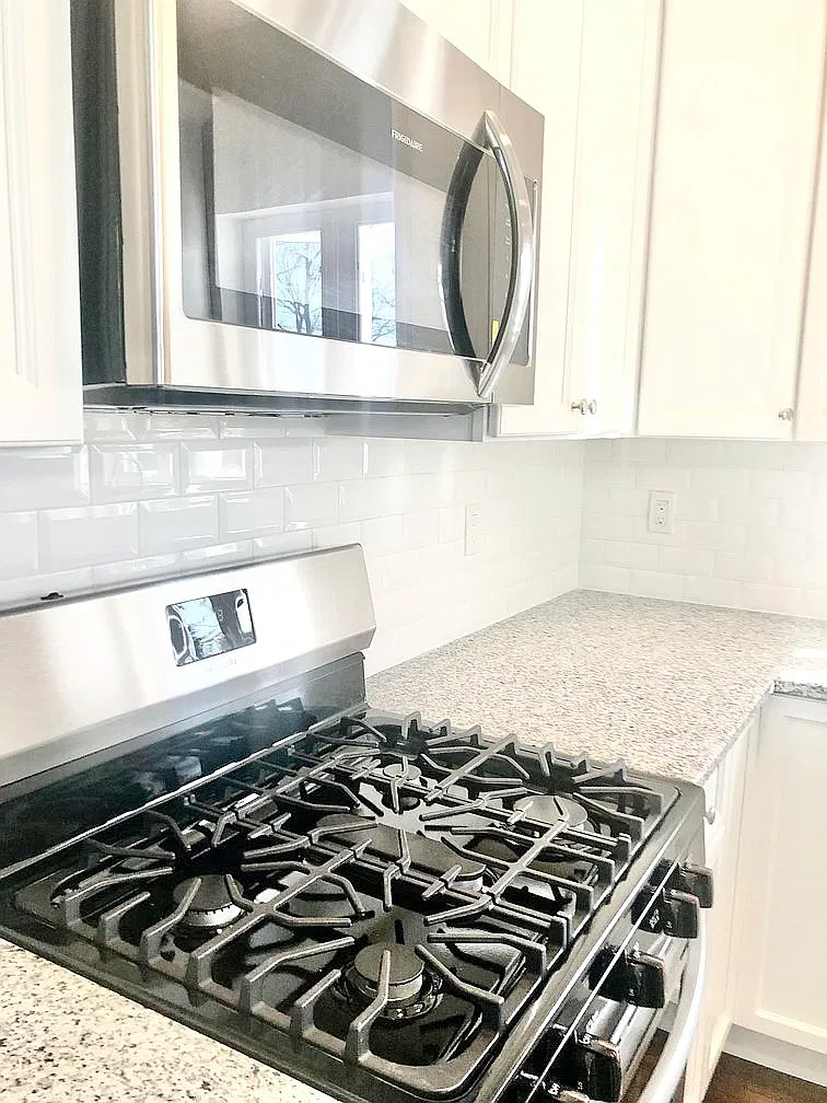 3 bed, 1325 sqft, $3,300 — Photo 4