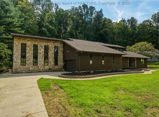 102 Rustic Highlands Rd, Hurricane, WV 25526
