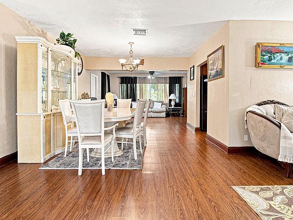5th image of 655 W MELROSE Circle