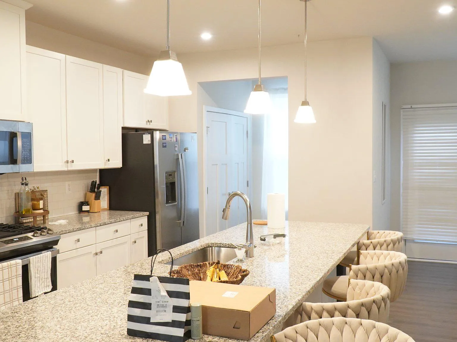 3 bed, 2.5 bath, 2024 sqft, $3,600 — Photo 4