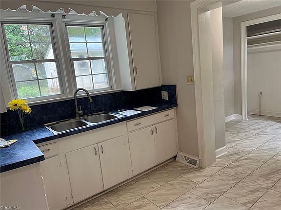 5th image of 3351 Emory Dr