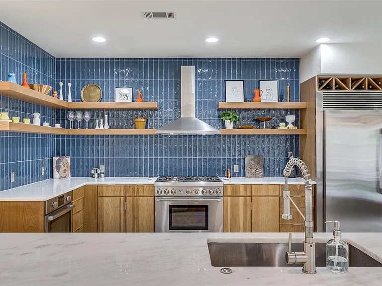 2829 Dyer St — Photo 10