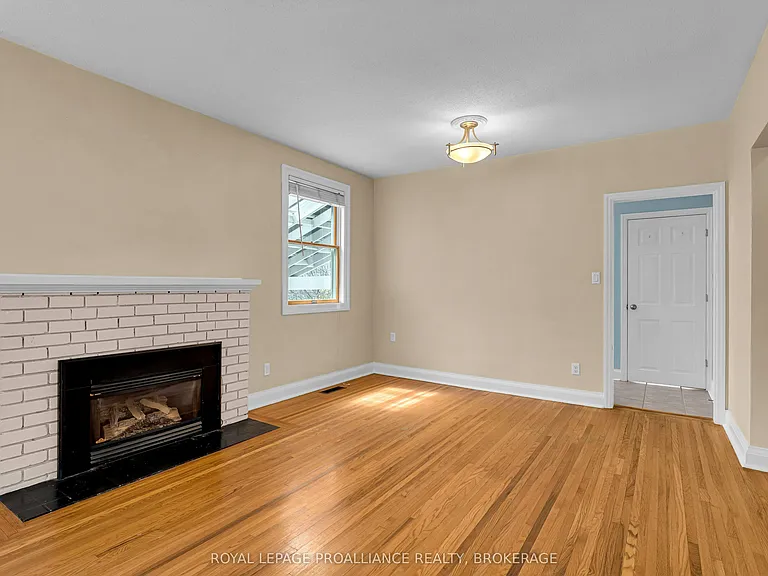 524 College St — Photo 11