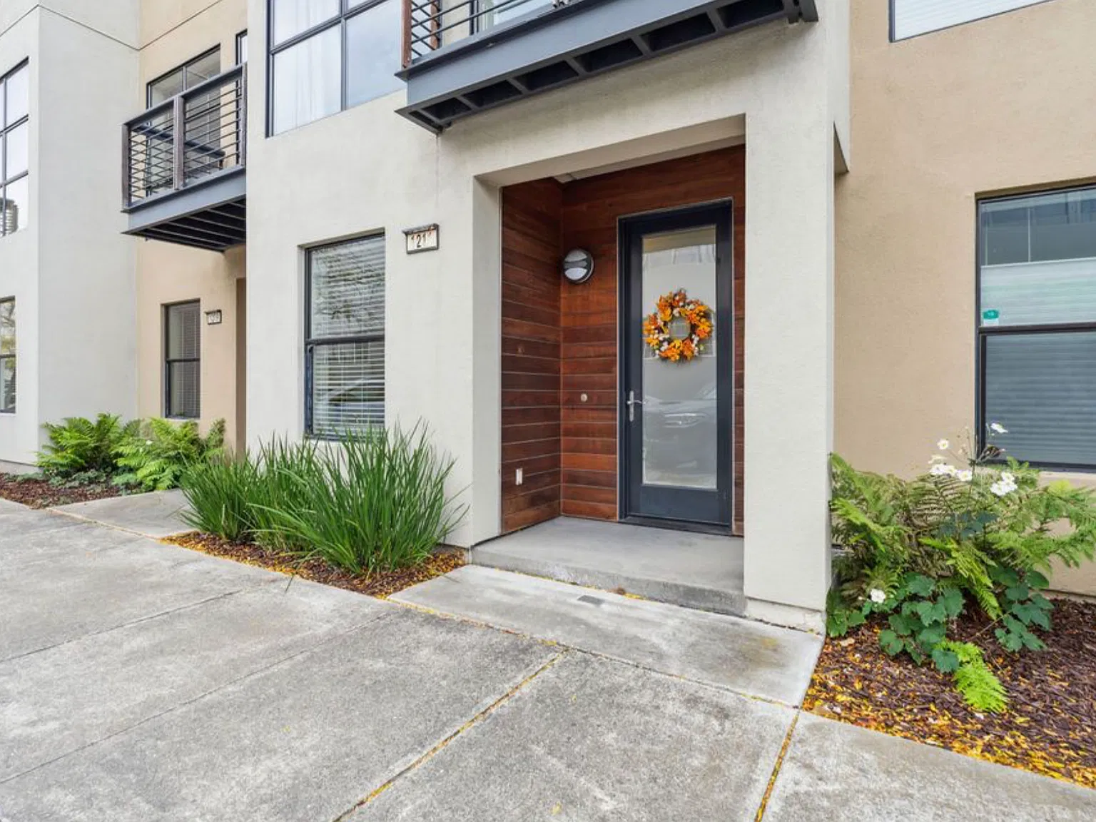 2 bed, 2.5 bath, 1339 sqft, $3,200 — Photo 2