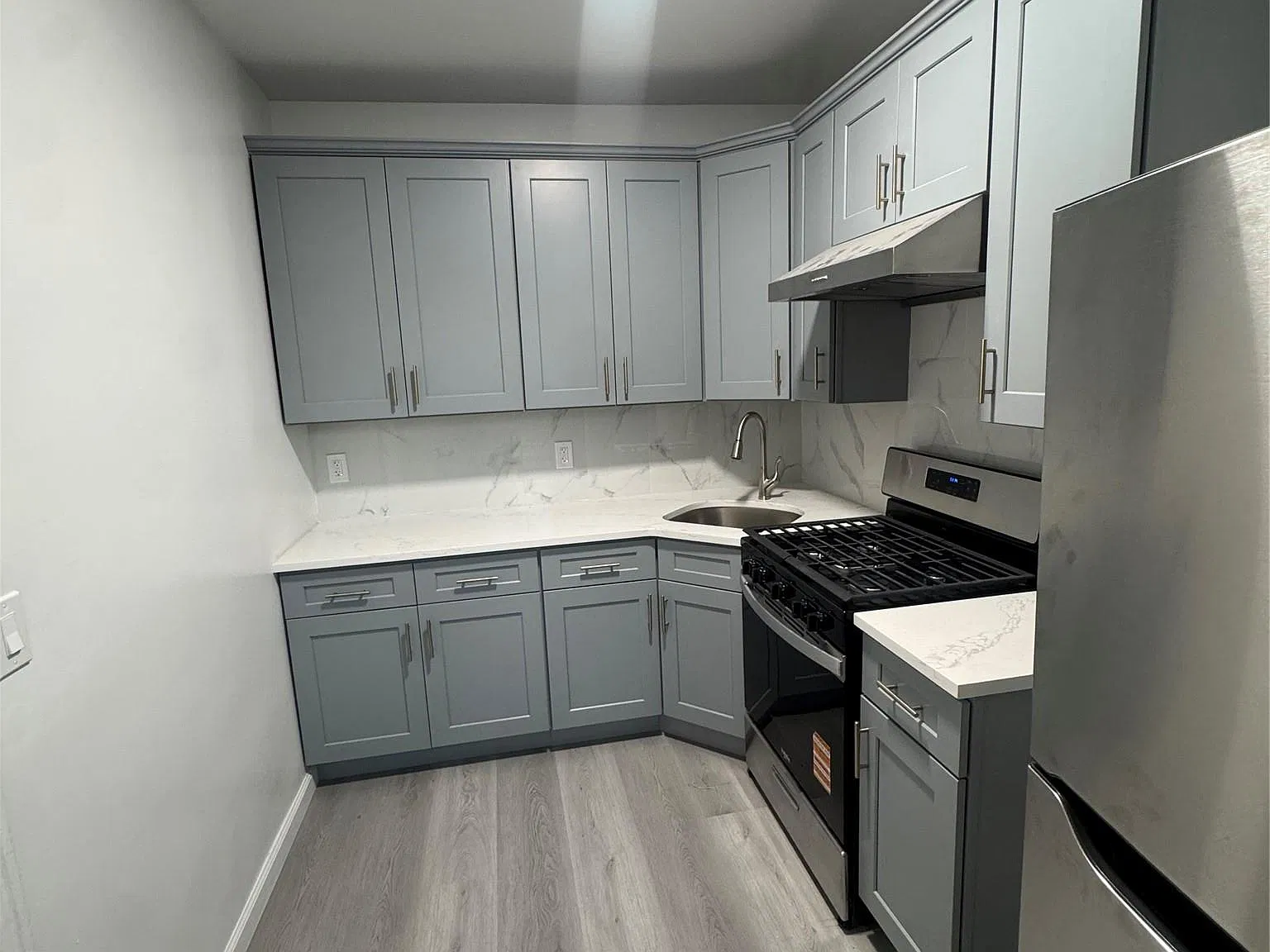 4 bed, 1.0 bath, 800 sqft, $3,700 — Photo 4