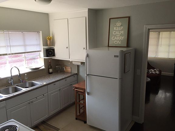 3rd image of 2344 Herschel St APT 4