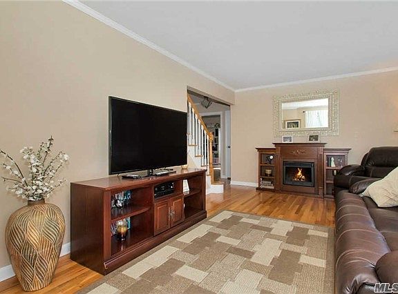 2nd image of 978 Shelburne Dr