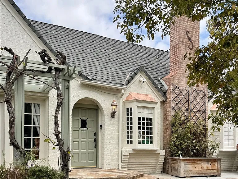 2421 N Heliotrope Dr — Photo 8