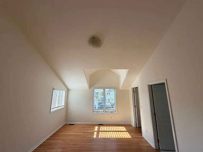 225 S Monroe St — Photo 21