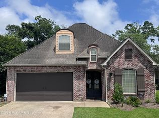 3812 Acadian Village Dr, Ocean Springs, MS 39564