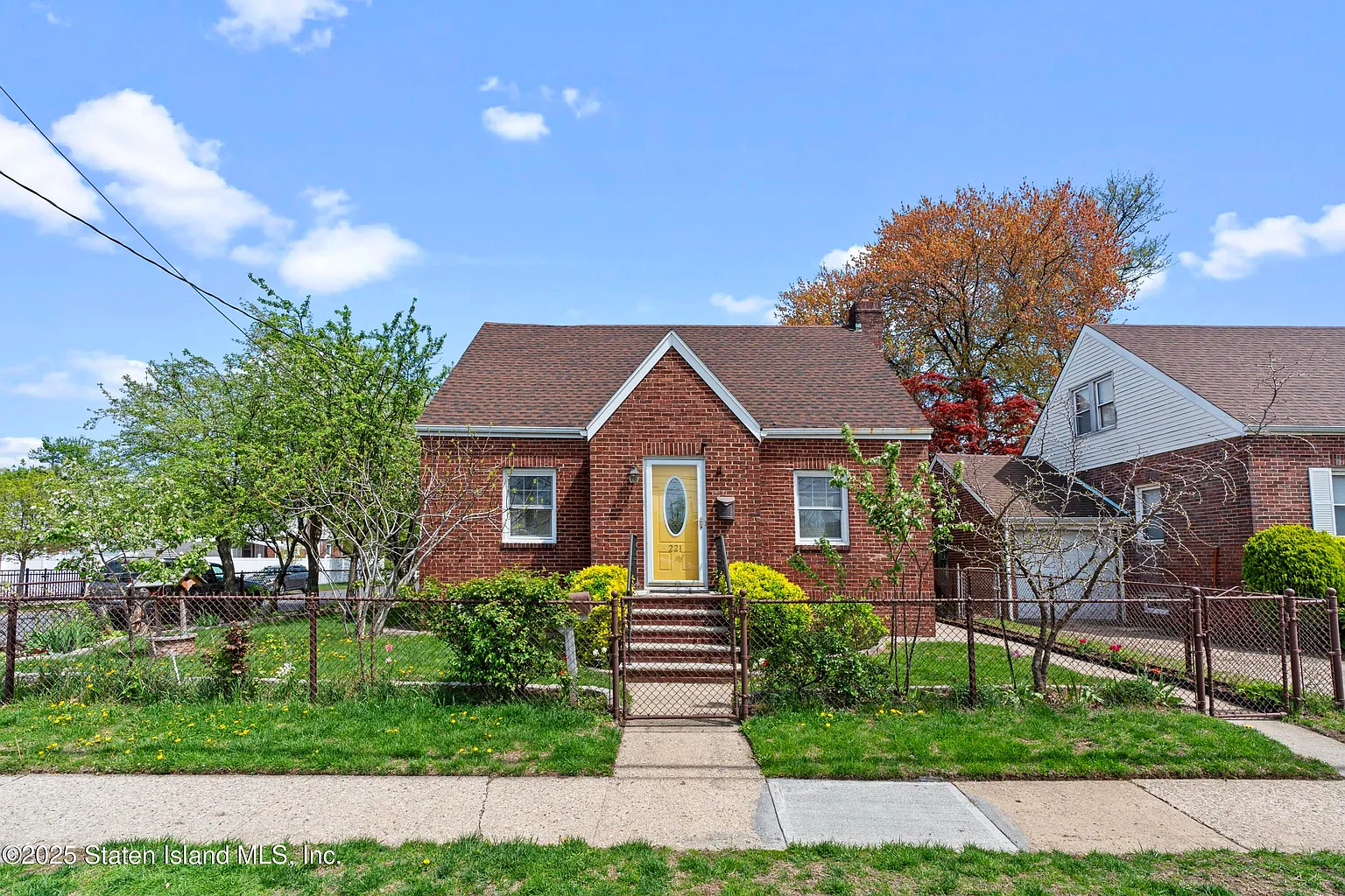 221 Willowbrook Rd photo 1