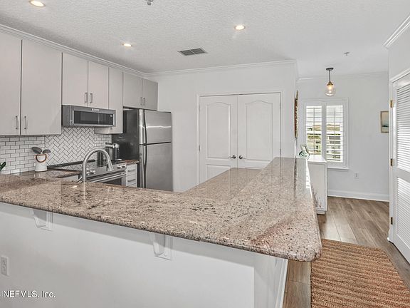 5th image of 922 S 1st St #302