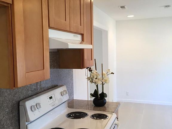 5th image of 2681 Burlingame Way