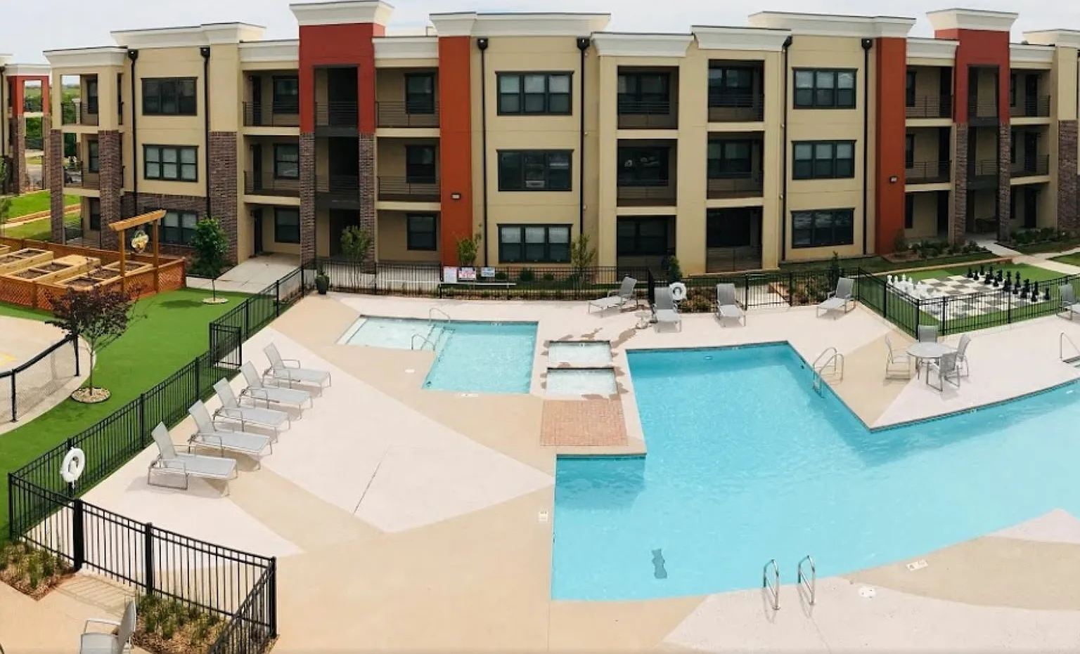 Crown Lone Oak Apartment Homes — Photo 4