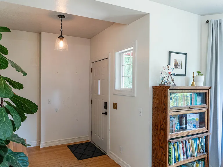915 S Jefferson St — Photo 2