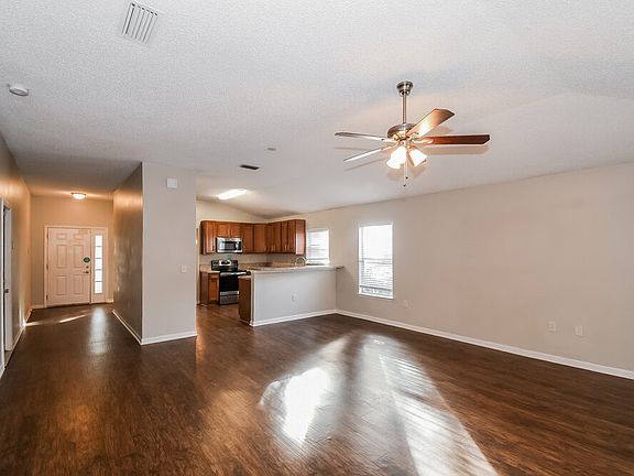 4th image of 590 Chancellor Dr W