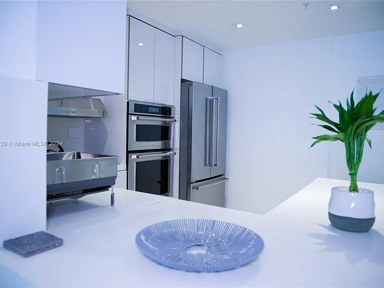5601 Collins Ave #1614 — Photo 7