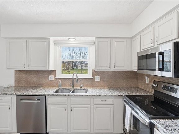 5th image of 12815 Fox Run Ct S