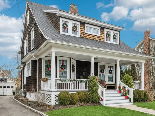 27 Hewlett Court, Babylon, NY 11702