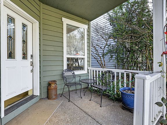 4th image of 2676 NE Charlois Dr