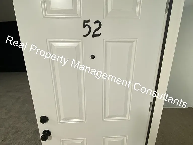1001 Twin Oaks Ter — Photo 3