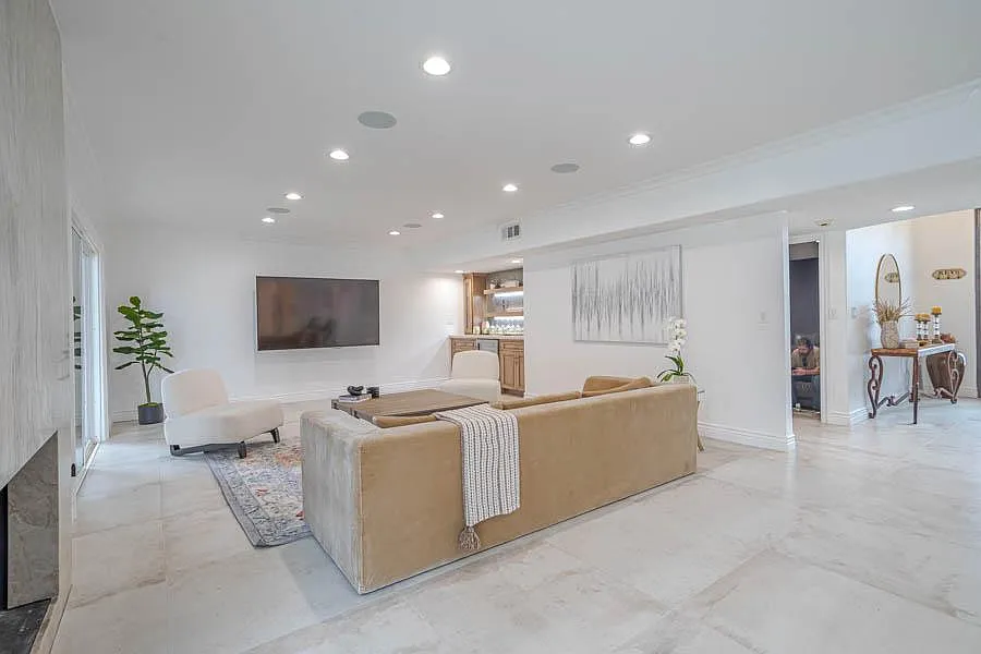 5 bed, 5.5 bath, 3493 sqft, $9,999 — Photo 3