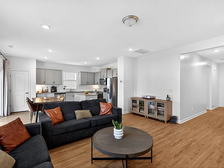 3912 Sadie St — Photo 8