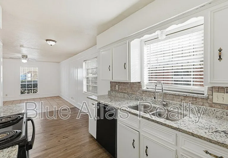 704 Skyline Dr — Photo 10