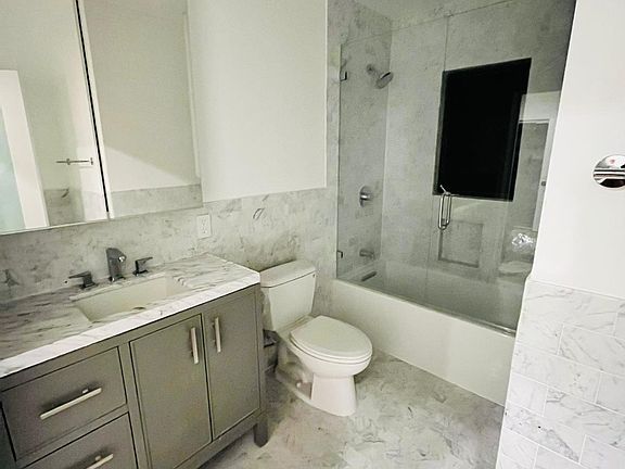 5th image of 858 Moraga Dr #2