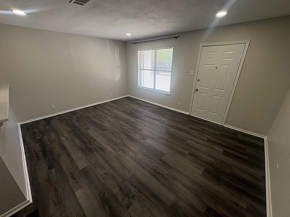 4th image of 906 N Austin St