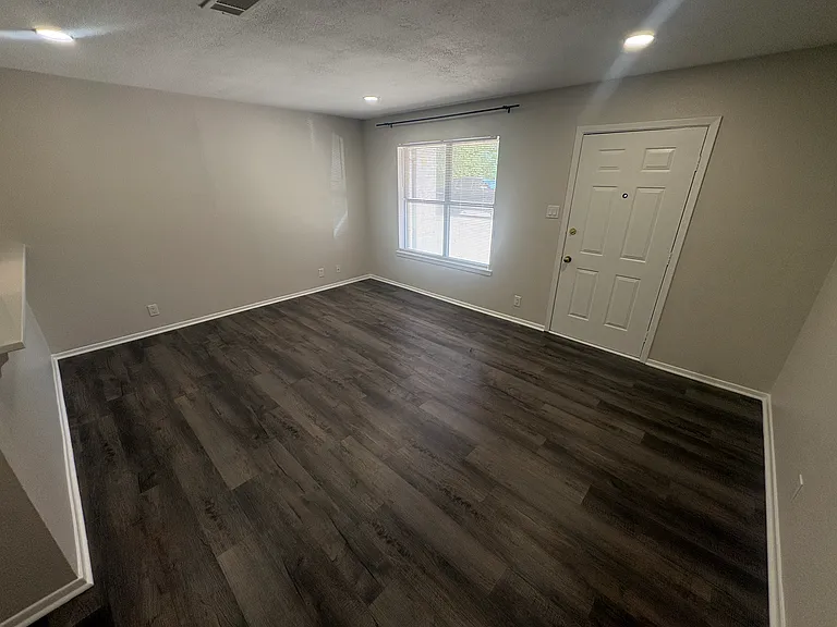 906 N Austin St — Photo 4