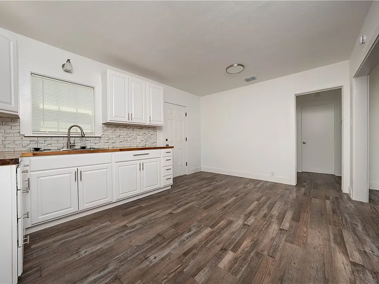 2522 Cleo St — Photo 9