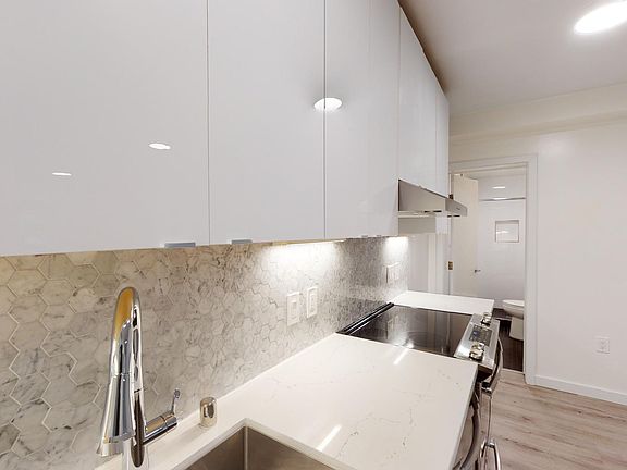 3rd image of 275 Grattan St #10