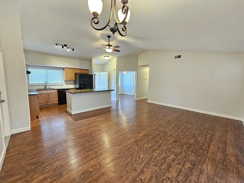 3 bed, 2.0 bath, $2,100 — Photo 4
