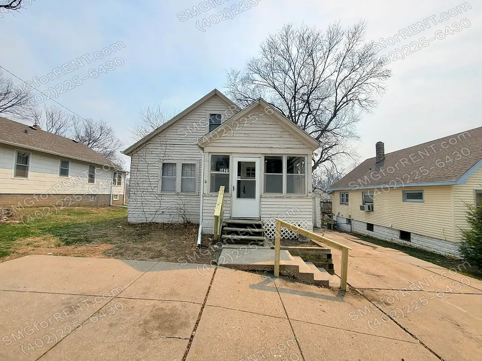 5823 Lake St