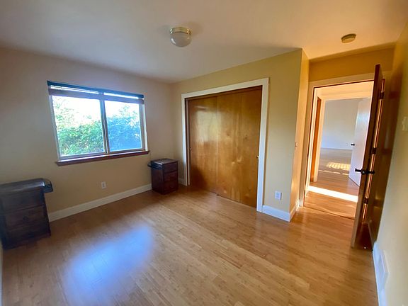 5th image of 275 Marguerite Pl