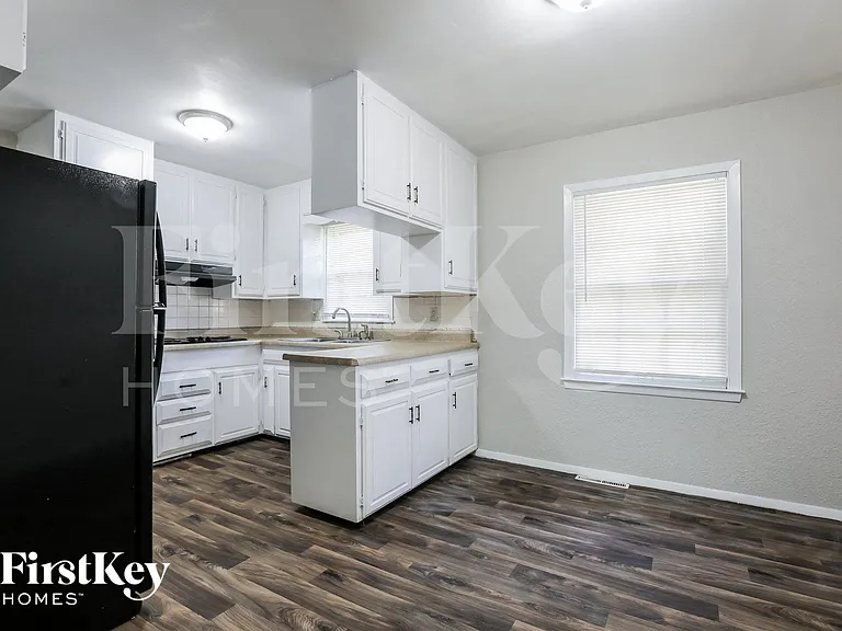 3605 S Stayton Ave — Photo 5