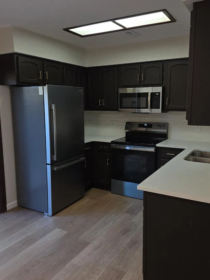 185 Parkview Drive - 9 — Photo 1