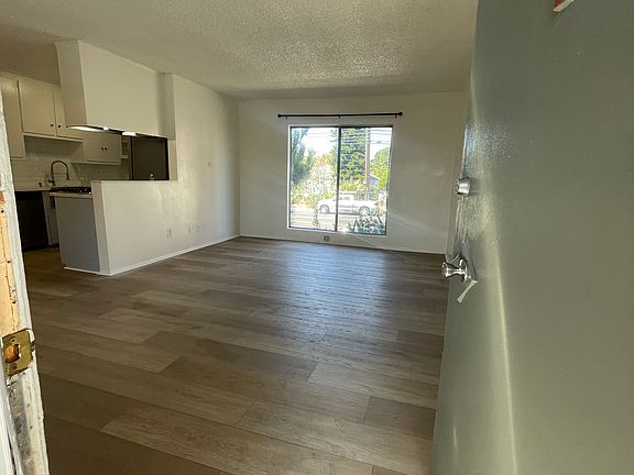 4th image of 6310 Whitsett Ave #1