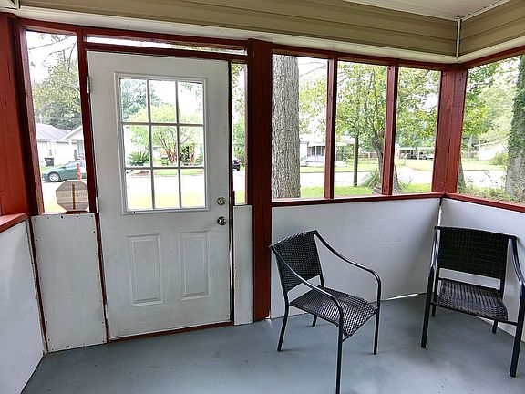 Screened-in Front Porch