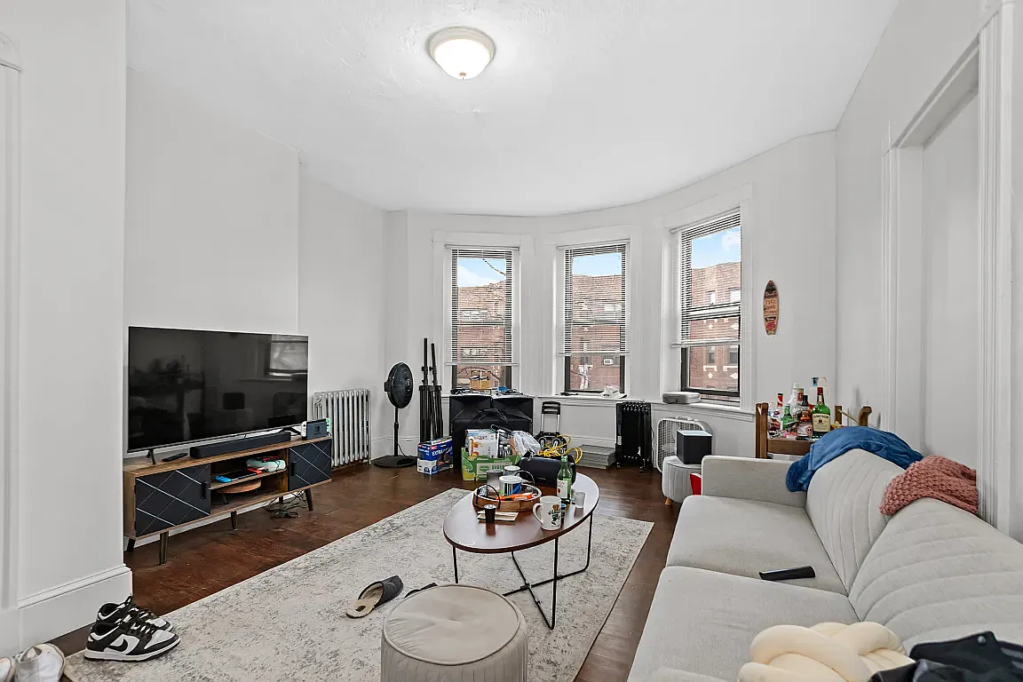 5 bed, 9999 sqft, $5,900 — Photo 1