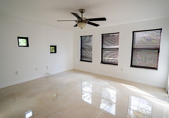 5th image of 1622 NW 1st Ave APT 1
