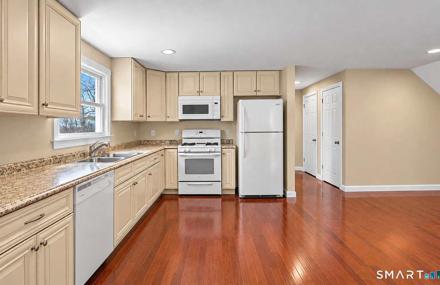 2 bed, 1.0 bath, 1581 sqft, $1,800 — Photo 4